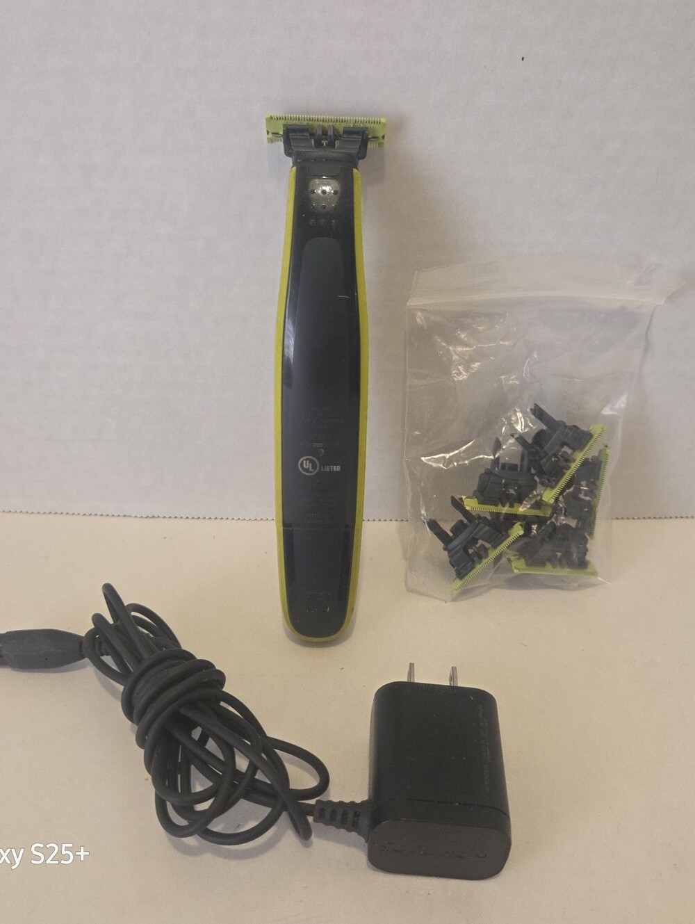 Philips Norelco OneBlade QP6530 Trim Edge Shave PREOWNED Extra Blades